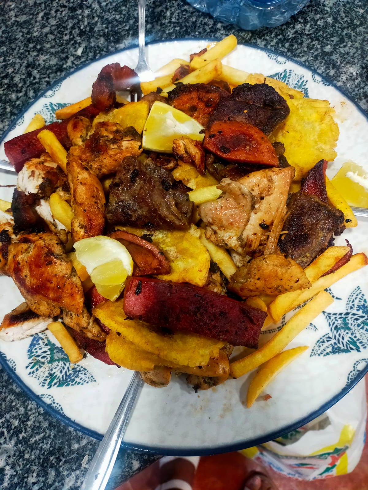 Picada de carne de pollo, chorizo o salami con patatas y patacones.